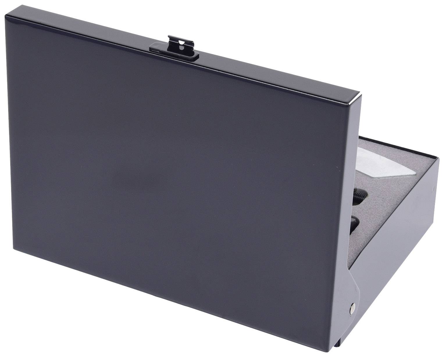 Czarna metalowa skrzynka z otwartą pokrywą przedstawia wewnętrzne wkładki z pianki, które nadają się do przechowywania przedmiotów.