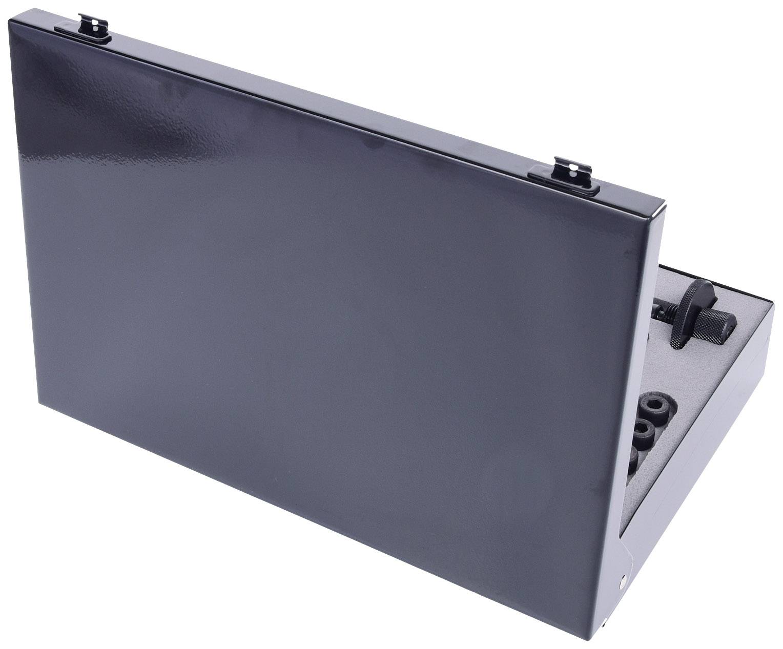 Czarny, prostokątny metalowy pojemnik z otwartą pokrywą, ukazujący wewnętrzne komponenty, takie jak kable i mocowania.