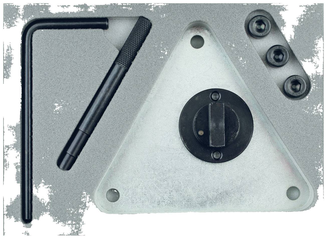 Srebrna, trójkątna metalowa część z śrubami i czarną dźwignią na szarym podłożu.