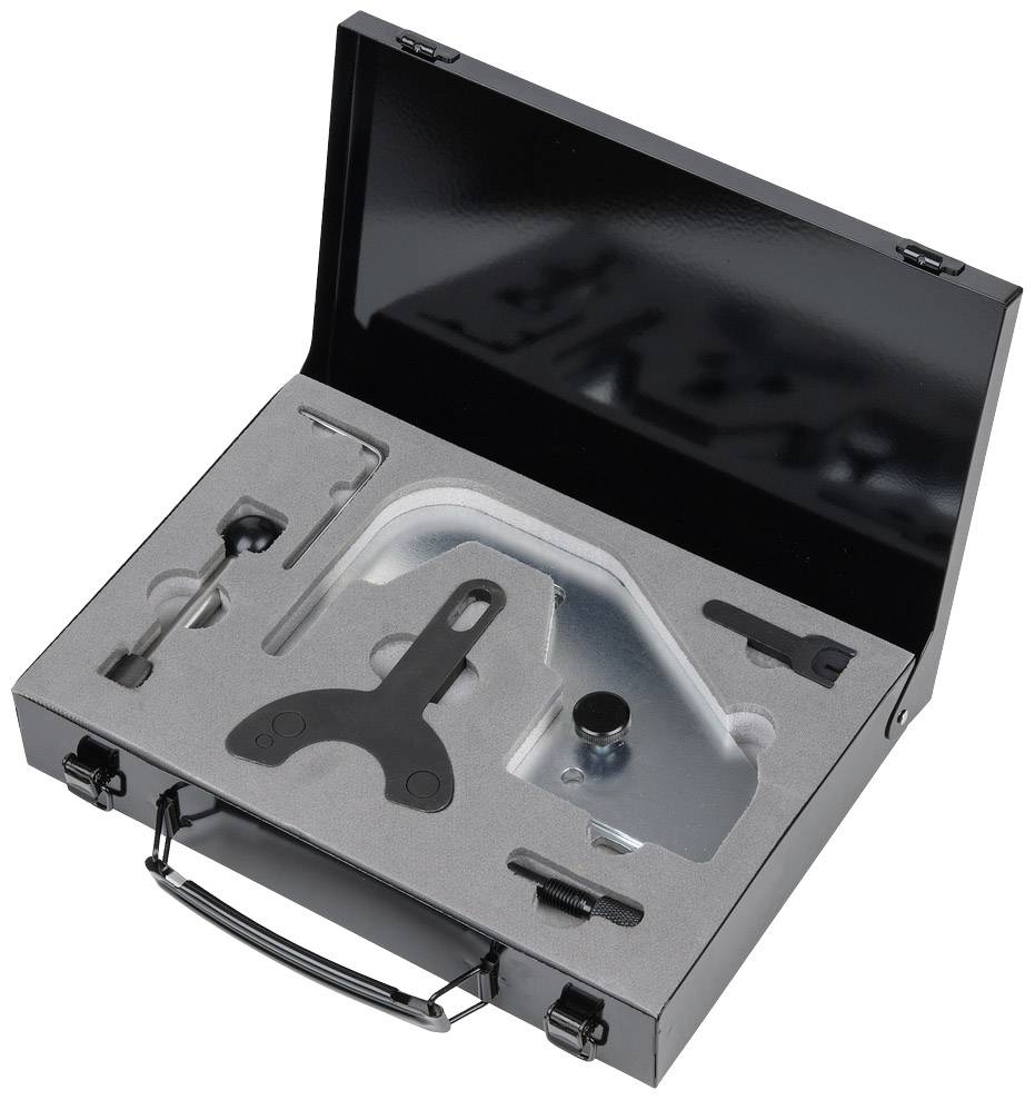 Czarny metalowy kufer z otwieraną pokrywą prezentuje zestaw narzędzi, składający się z różnych metalowych elementów i uchwytu.