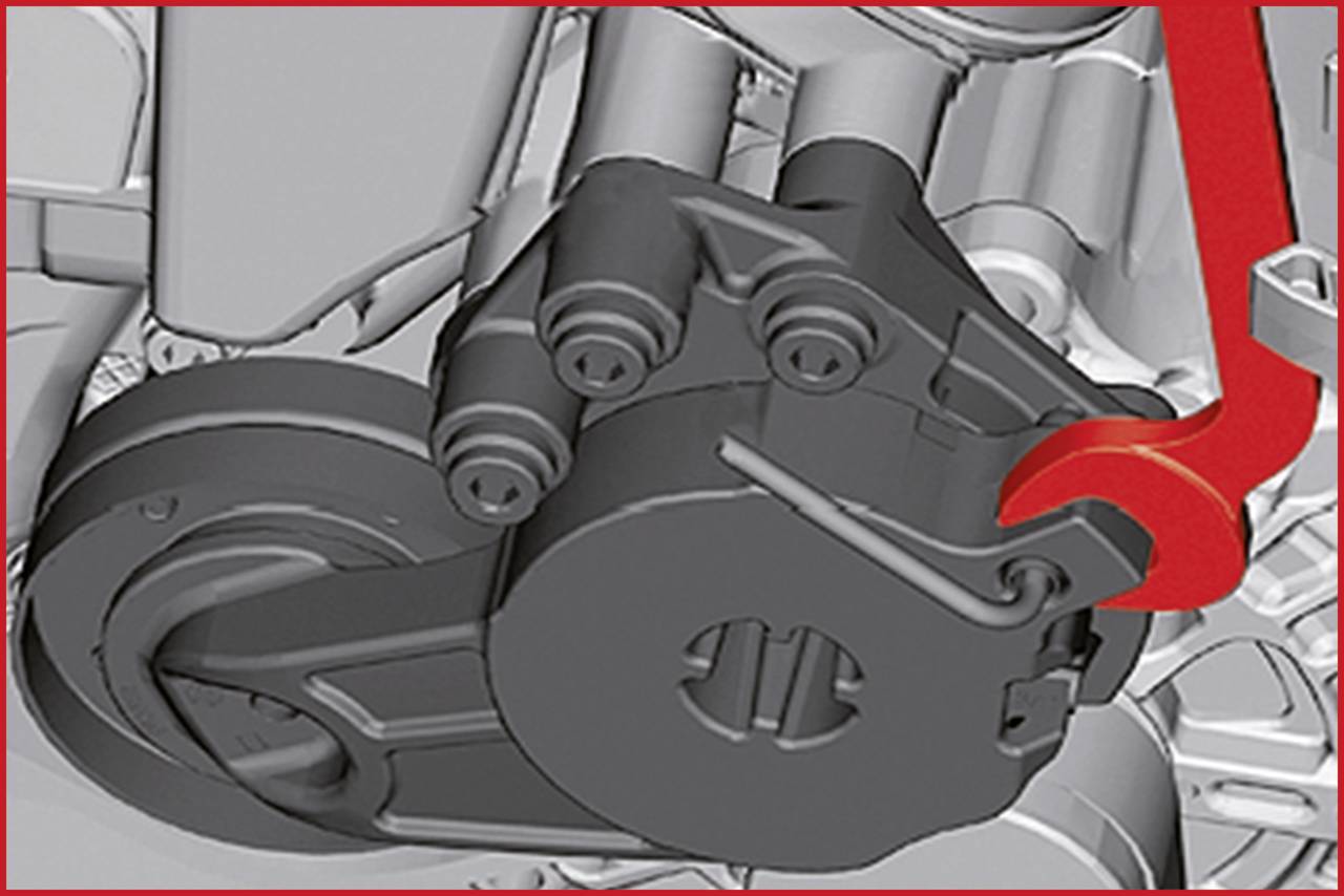 Renderowanie części motocyklowej w odcieniach szarości z czerwonymi akcentami, podkreślającymi określone mechanizmy w kontekście technicznym.