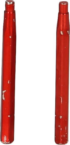 Dwa czerwone, cylindryczne metalowe pręty z odpryśniętą farbą, stojące obok siebie.