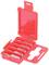 Czerwony plastikowy pojemnik z pięcioma małymi bezpiecznikami, otwarty; pokazuje bezpieczniki ułożone starannie obok siebie.