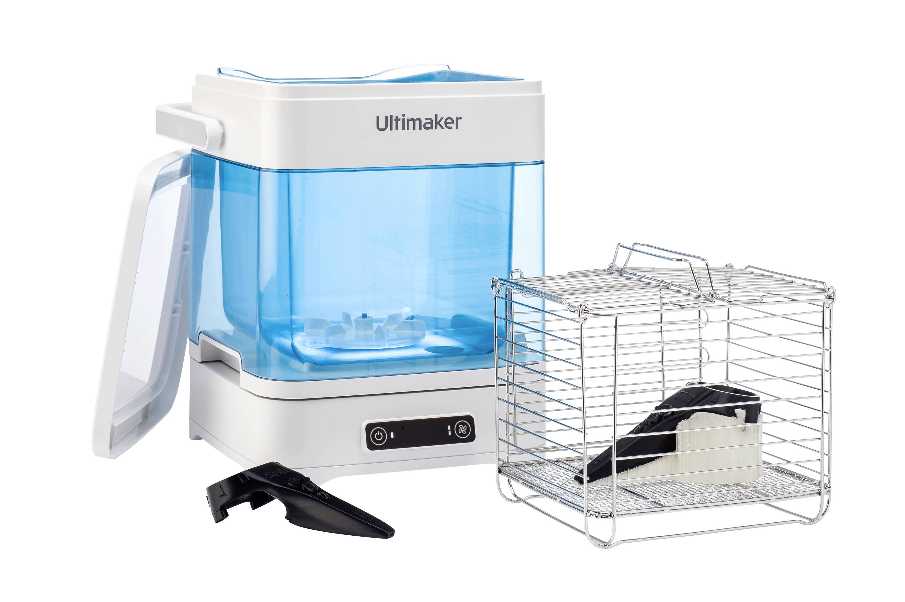 Biało-niebieski drukarka 3D o nazwie 'Ultimaker'. Obok niej klatka z drutu z czarno-białymi akcesoriami.