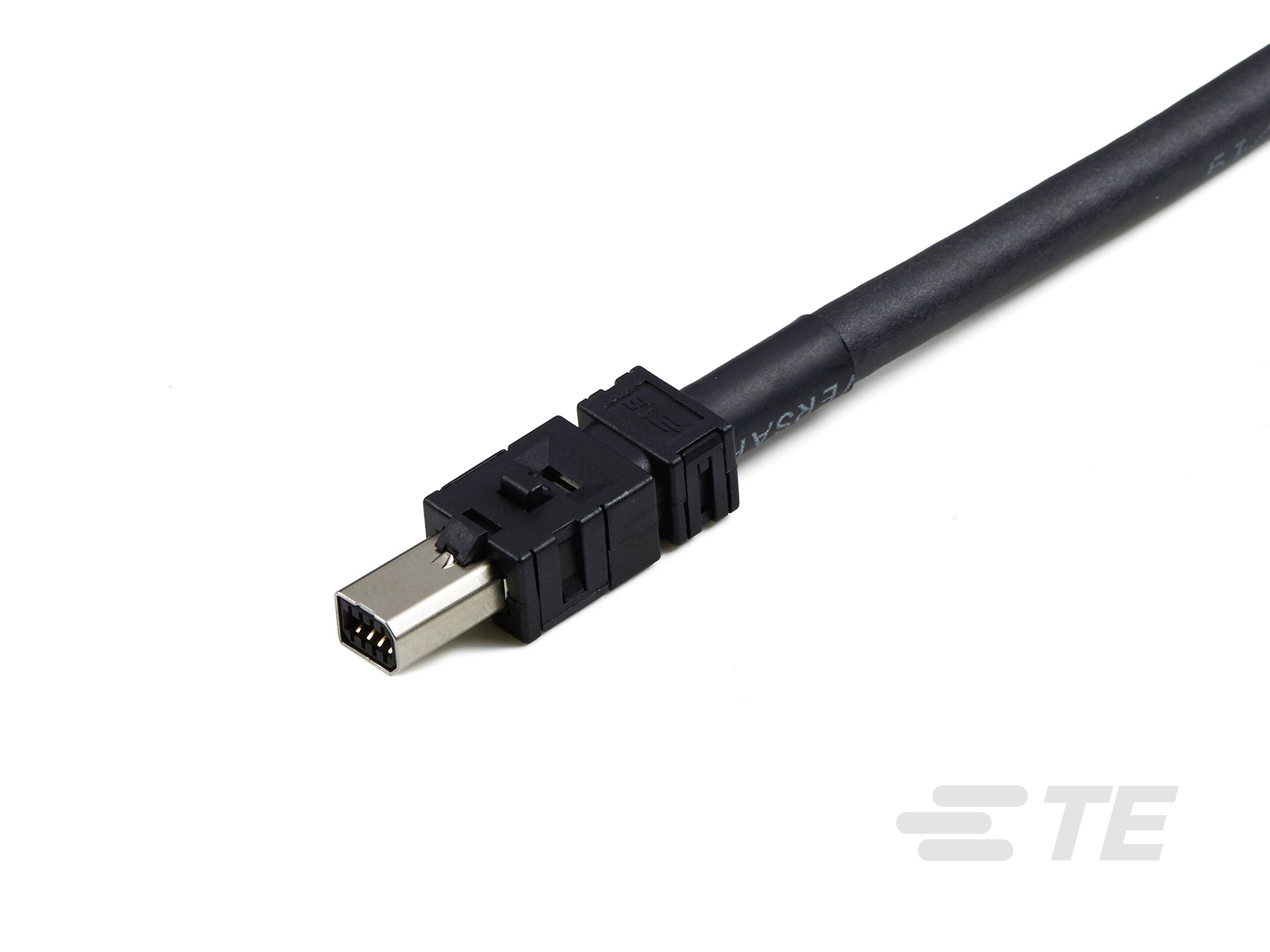 Czarny kabel z prostokątną wtyczką na końcu. Wtyczka posiada kilka złotych styków. W tle widoczne jest logo TE.