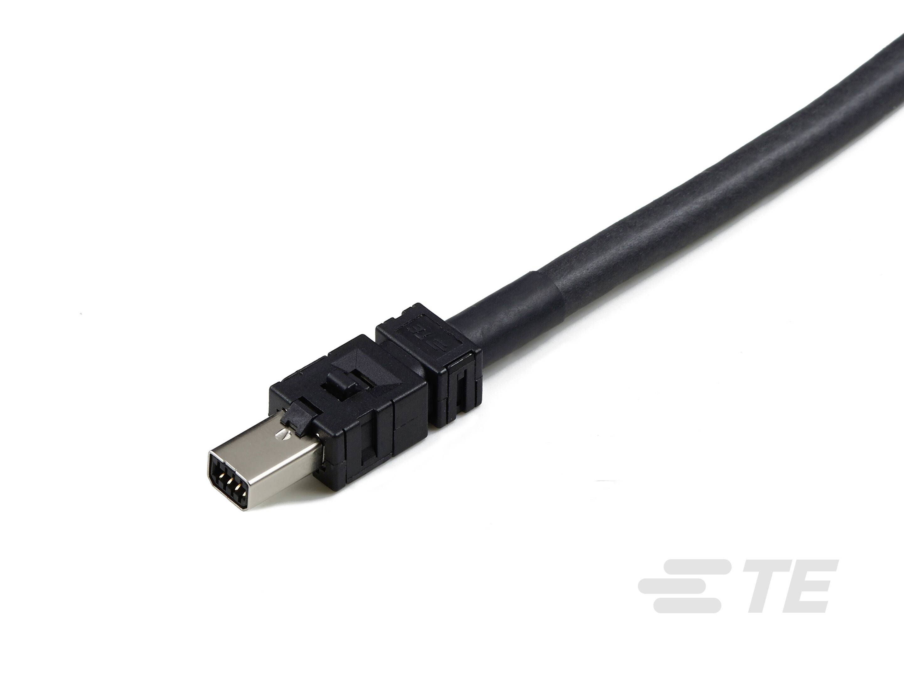 Czarny kabel połączeniowy ze złączem metalowym o kształcie prostokąta; przeznaczony do transmisji danych i połączeń elektronicznych.