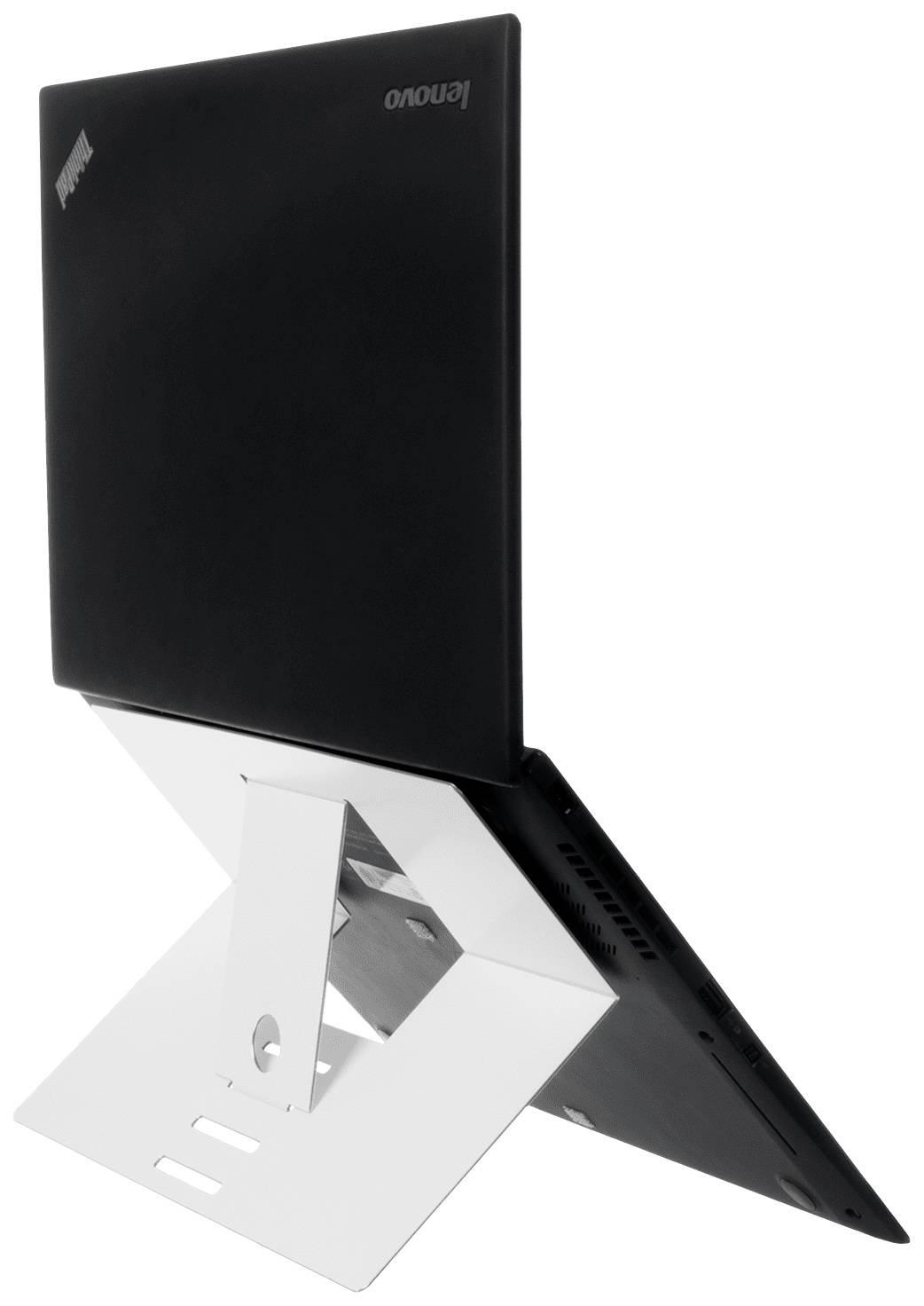 Czarny laptop jest postawiony na srebrnym stojaku. Laptop jest częściowo otwarty i wyświetla logo Lenovo.