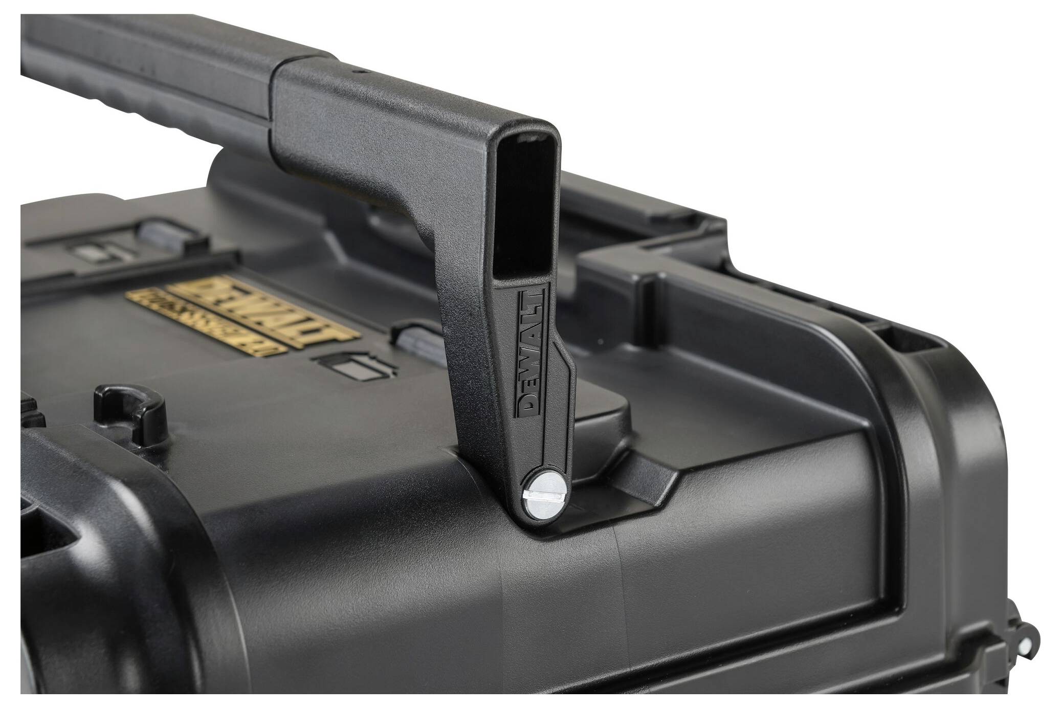 Czarny walizka narzędziowa z mocną strukturą tworzywa sztucznego i stabilnym, składanym uchwytem. Oznaczenie wskazuje 'TOUGHSYSTEM'.