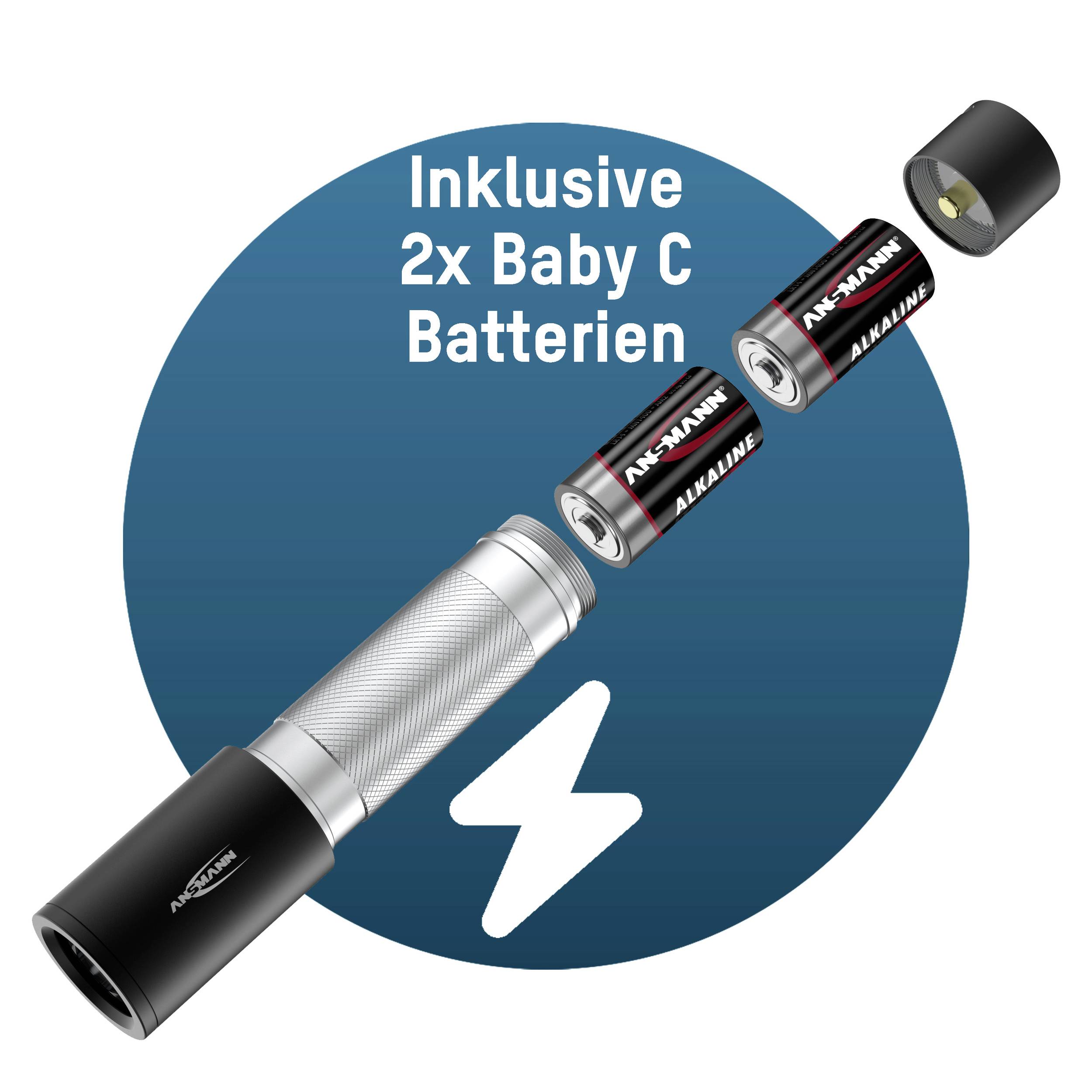 'Ilustracja przedstawia latarkę z otwartą komorą bateryjną i wyjętymi dwiema bateriami Baby C. Tekst: W zestawie 2x baterie Baby C.'