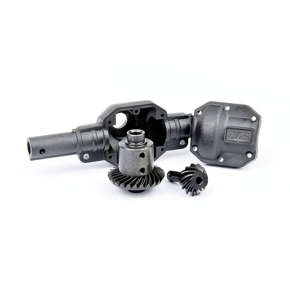 Szara metalowa przekładnia, składająca się z obudowy i dwóch kół zębatych, leży na białym tle.