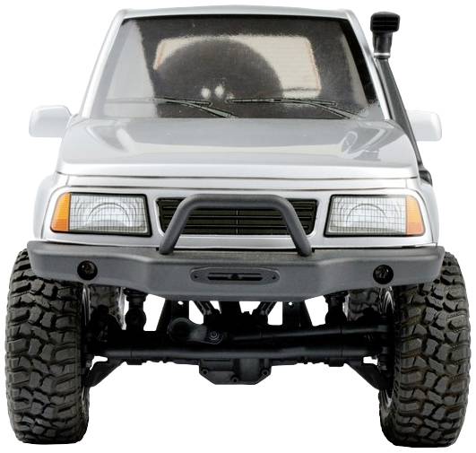 Samochód terenowy z dużymi oponami do jazdy w terenie, ujęcie z przodu. Solidny i nowoczesny, stworzony do trudnych warunków drogowych.