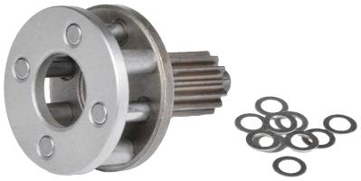 Metalowe koło zębate z wieloma śrubami w uchwycie, obok leżą małe podkładki.