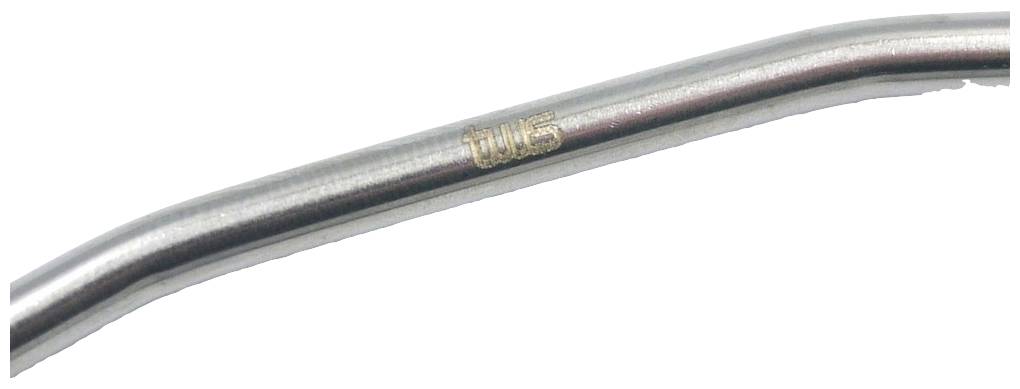 Zbliżenie zakrzywionej rury metalowej z grawerunkiem 'TWS' na powierzchni.