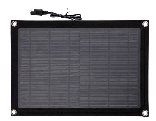 Przenośny panel słoneczny w kształcie prostokąta, wyposażony w uchwyty mocujące w narożnikach oraz podłączony kabel do ładowania urządzeń.