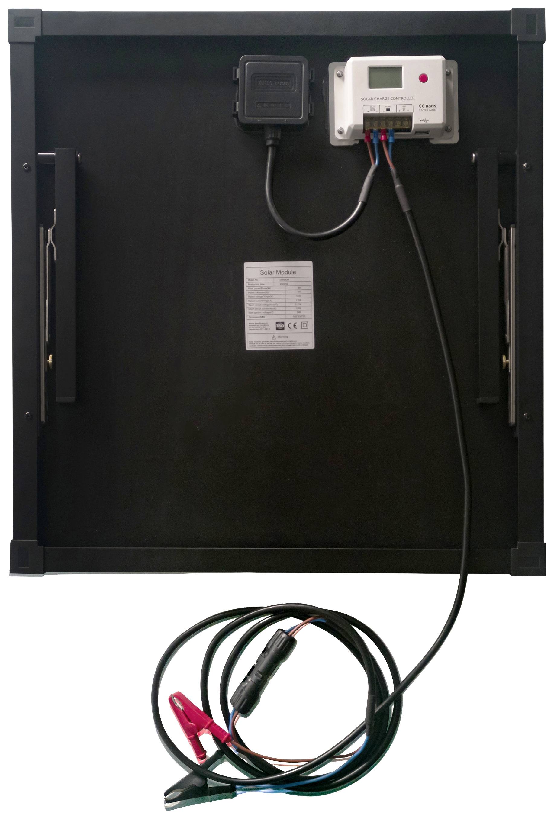 Tylna strona panelu słonecznego z podłączonym regulatorem ładowania i kablem zakończonym zaciskami krokodylkowymi, gotowa do przesyłu energii elektrycznej.