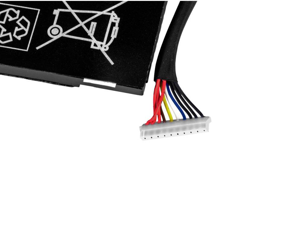 Wiązka przewodów z wielokolorowymi przewodami jest podłączona do czarnego akumulatora, na którym znajdują się symbole recyklingu.