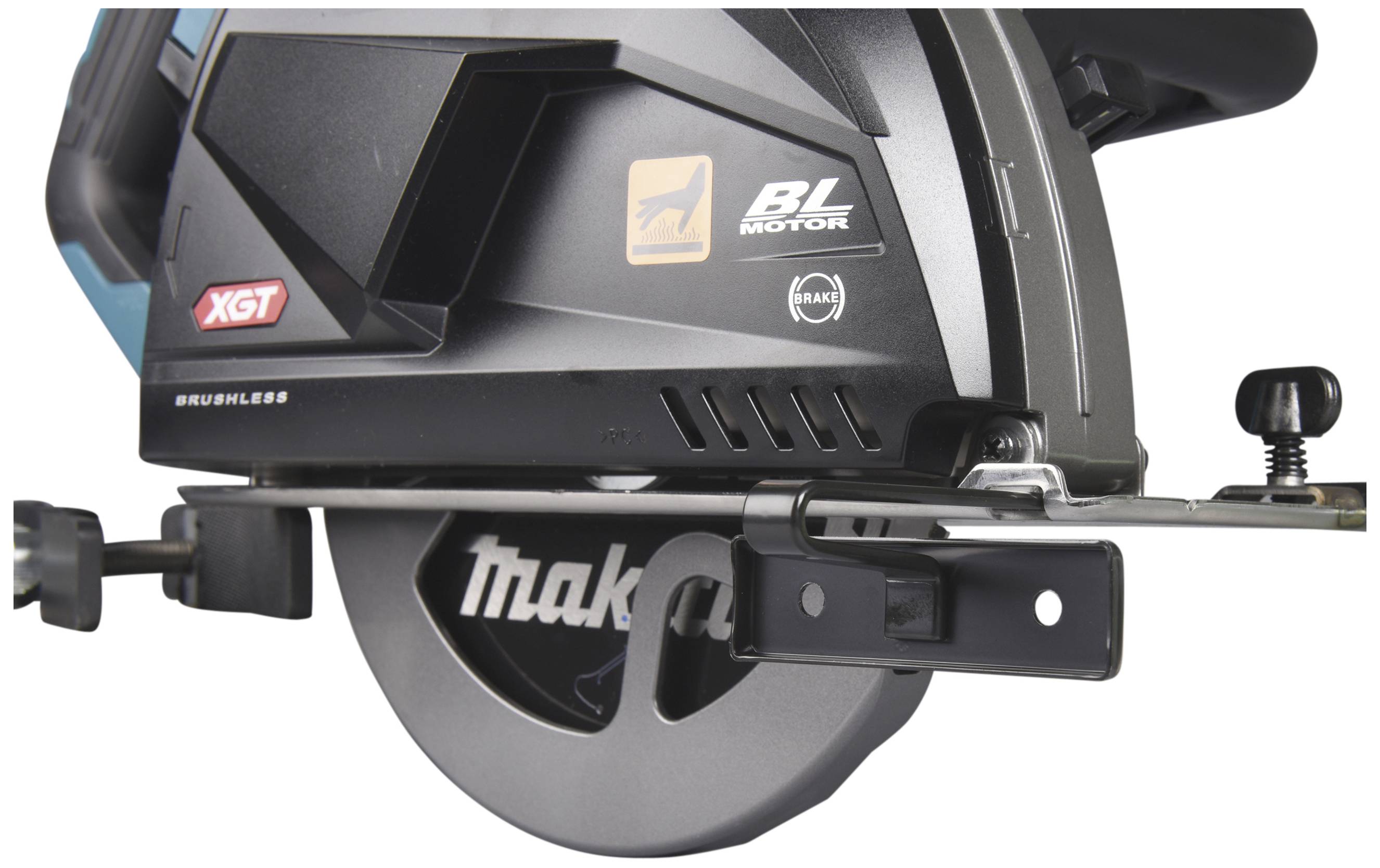 Akumulatorowa piła tarczowa z napisem 'Makita' na ostrzu, prezentująca design i technologię silnika.