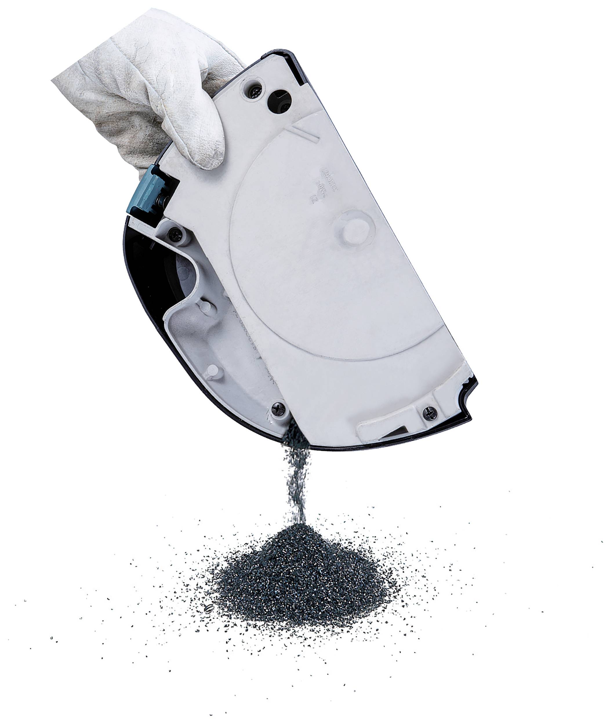 Dłoń w rękawicy trzyma otwarte pudełko, z którego wysypują się metalowe cząsteczki, gromadząc się w kupkę.