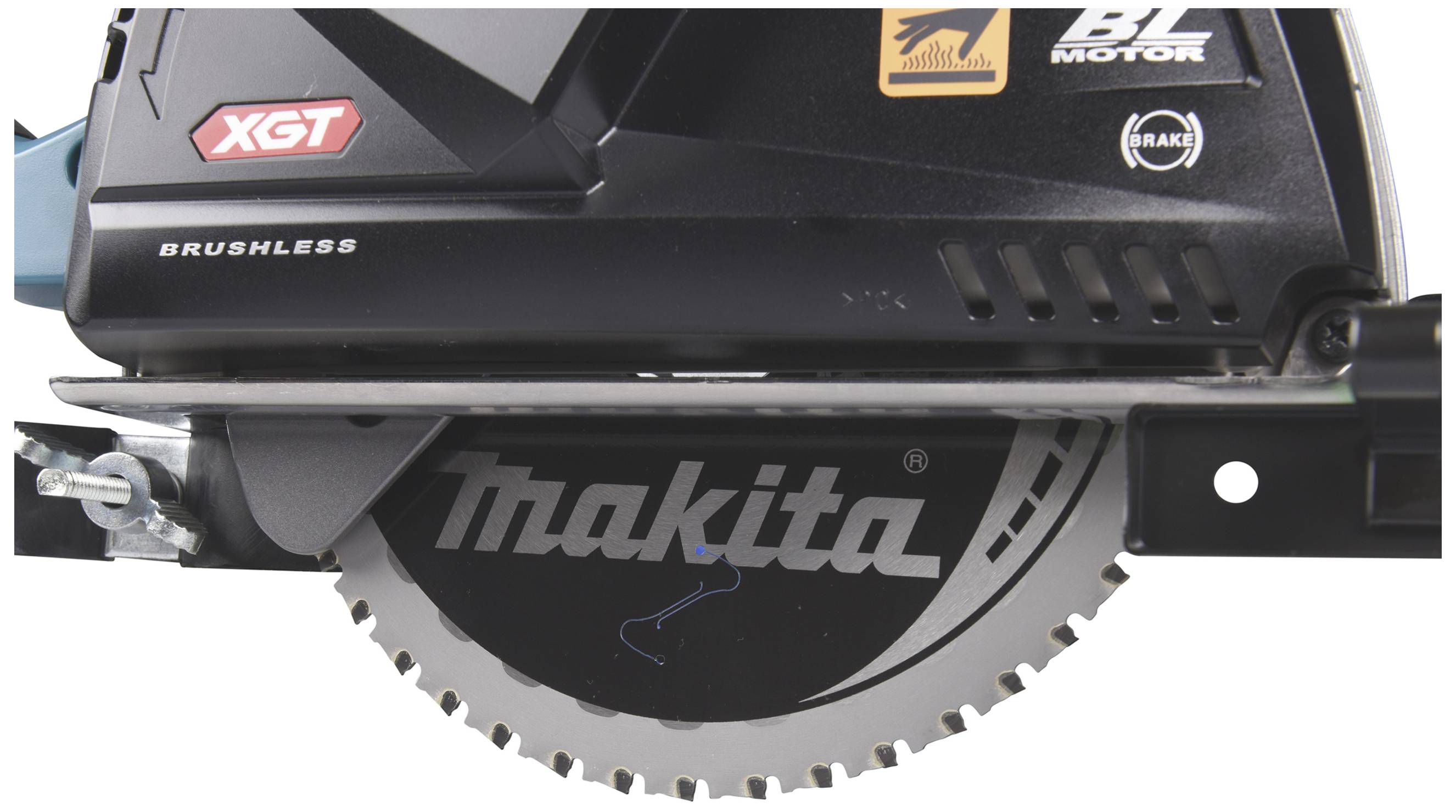 Pilarka tarczowa marki Makita z widocznym ostrzem piły oraz napisami 'XGT' i 'BL Motor'.