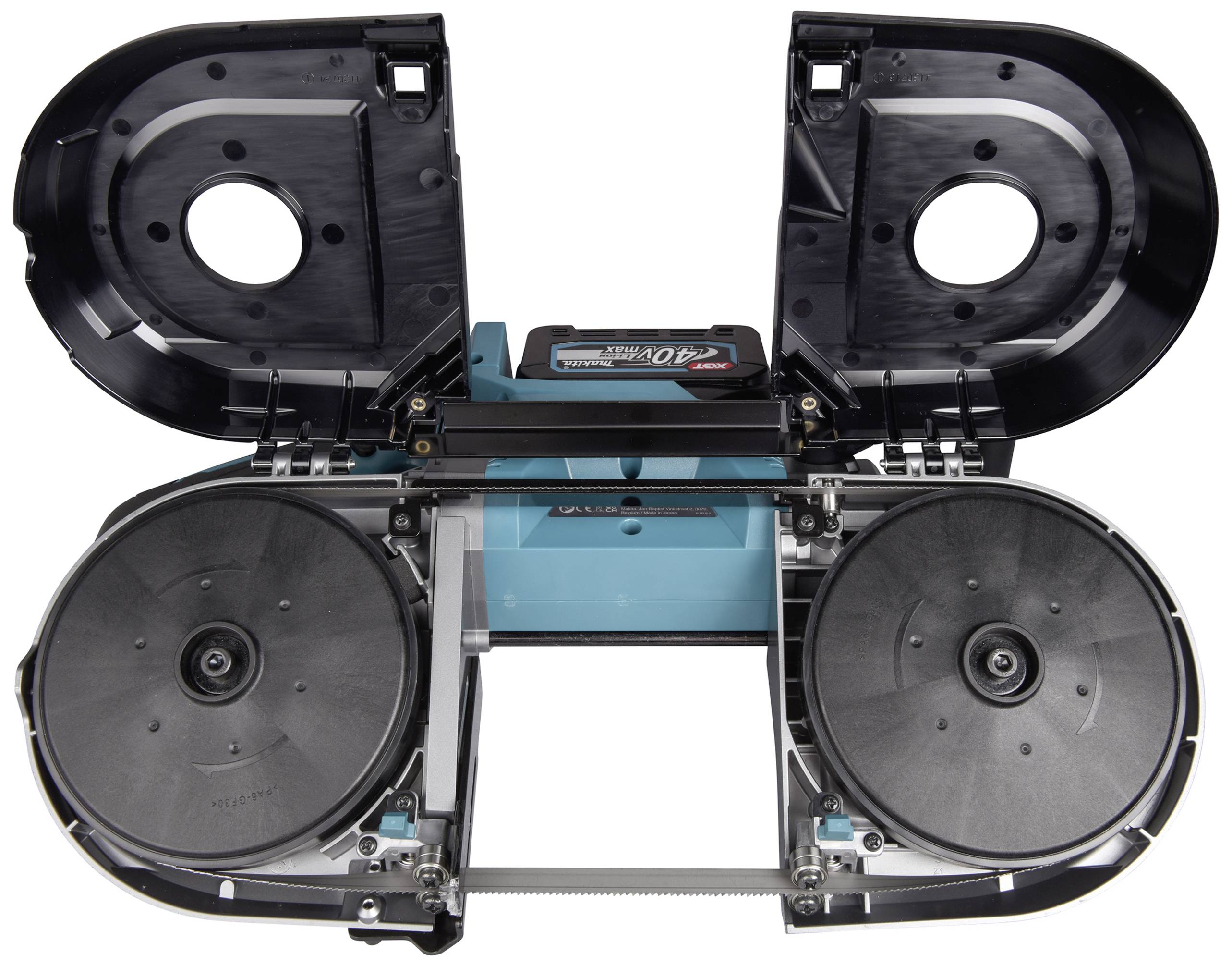 Otwarta obudowa elektronarzędzia ukazuje wewnętrzne, okrągłe komponenty, prawdopodobnie części składowe piły taśmowej.