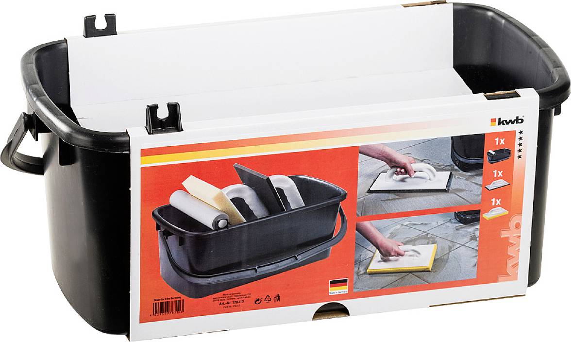 Prostokąty wiadro z czarnego tworzywa sztucznego używane podczas układania płytek. Zawiera gąbki i narzędzia.