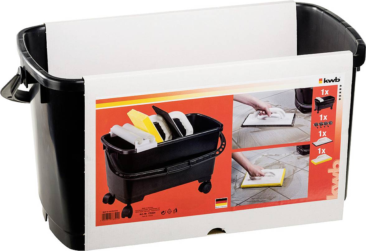 Czarny wiadro do sprzątania z akcesoriami na etykiecie, w tym gąbka, szufelka i skrobaczka, na czerwonym tle.