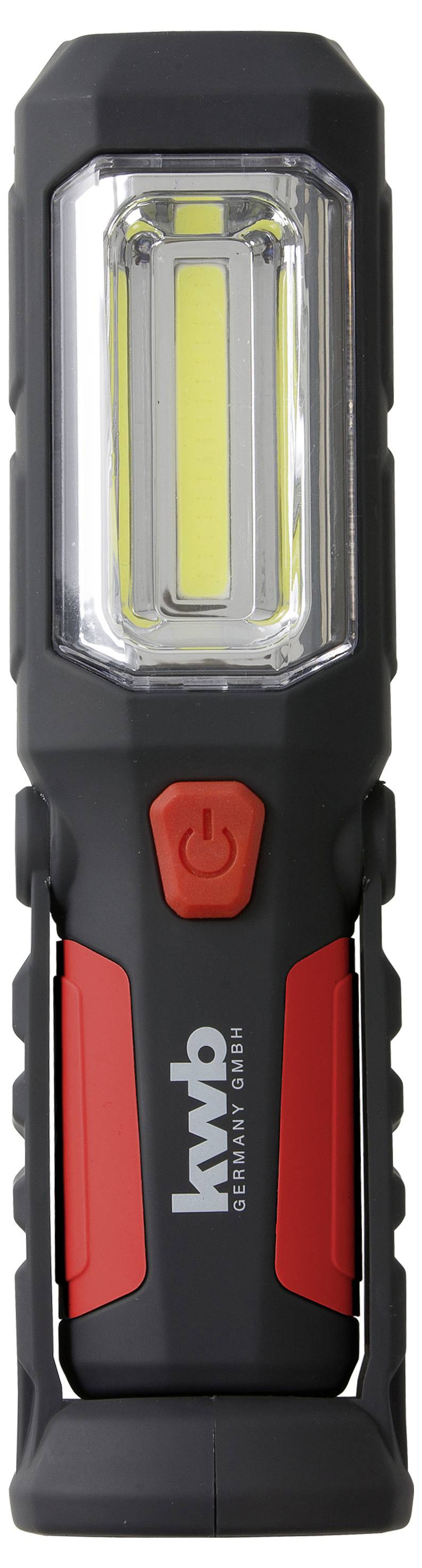 Czarna, przenośna lampa robocza LED z czerwonymi akcentami i dużym, centralnym paskiem świetlnym. Oznaczenie 'kwb Germany GmbH'.
