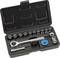 Zestaw kluczy nasadowych w czarnej otwartej walizce, zawierający grzechotkę, przedłużkę oraz różne nasadki w różnych rozmiarach.