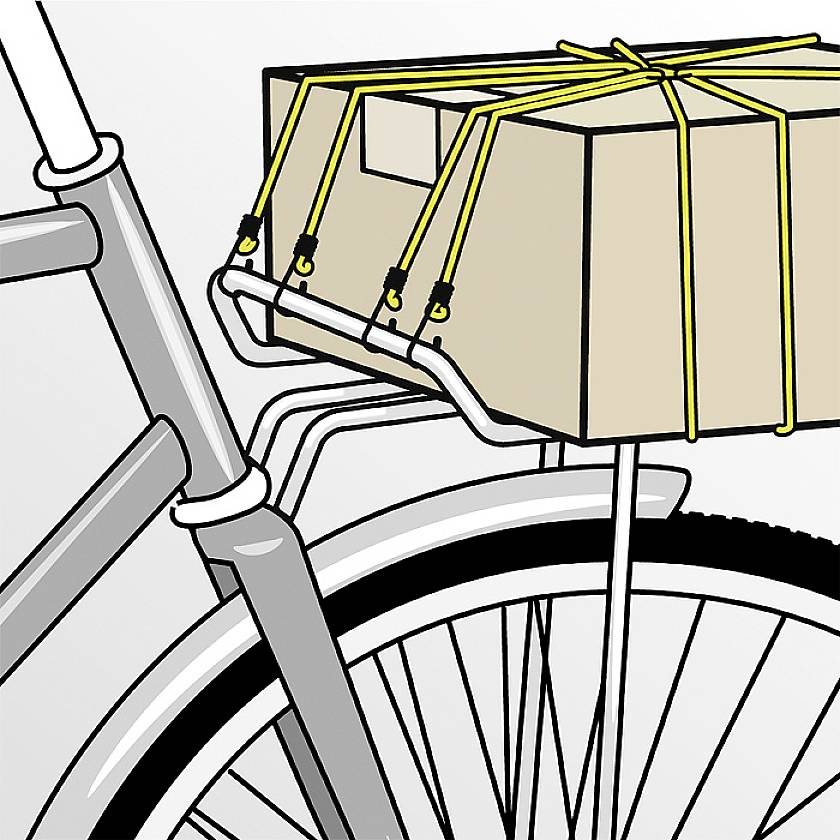 Paczka zabezpieczona żółtymi pasami transportowymi, umieszczona na bagażniku roweru.