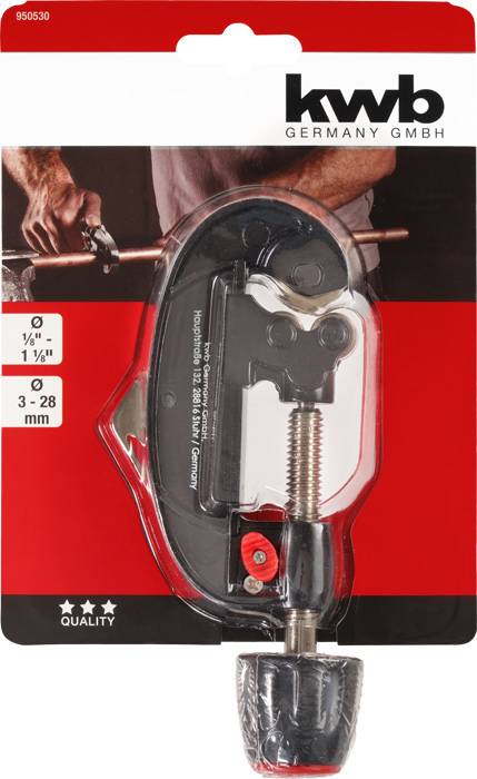 'Profesjonalny obcinacz rur KWB Rohrabschneider' na opakowaniu. Odpowiedni dla przewodów o średnicy od 3 do 28 mm. Na ilustracji przedstawiona osoba w tle trzymająca rurę.