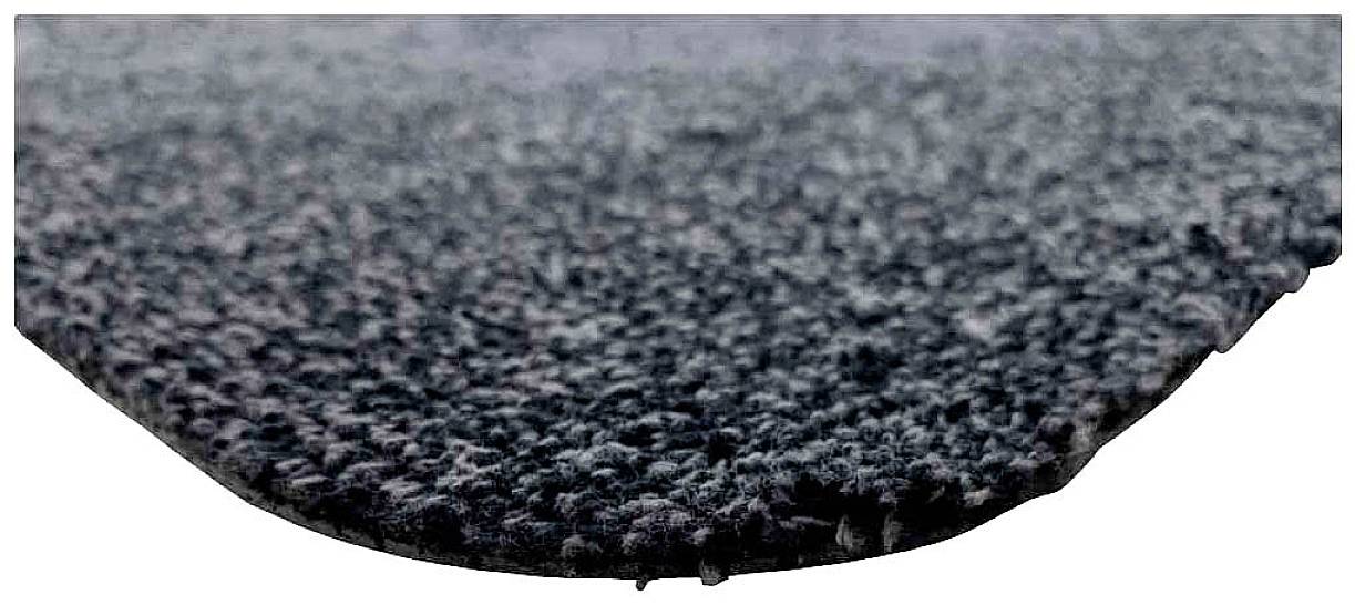 Szary, lekko strukturyzowany dywan w zbliżeniu, ukazujący gęstą tkankę z delikatną, matową powierzchnią.