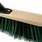 Miotła drewniana z zielono-czarnymi włoskami, widok z boku.