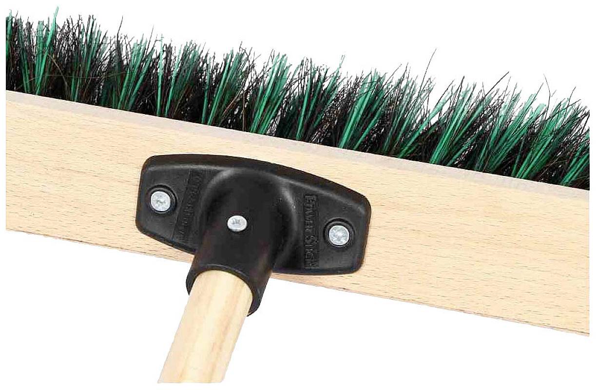 Zbliżenie miotły z zielonymi i czarnymi włoskami, przymocowanej do drewnianej rączki. Idealna do zamiatania podłóg.