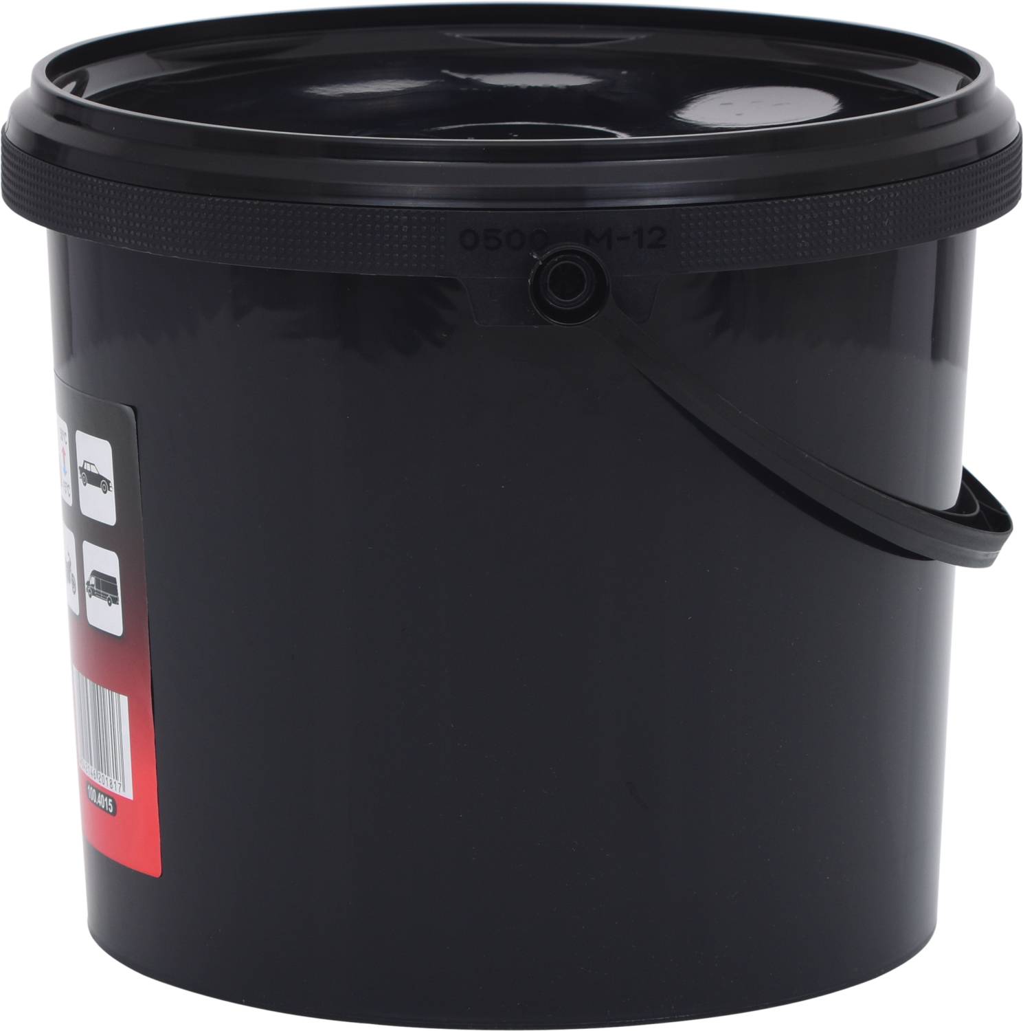 Czarny wiadra z pokrywką i uchwytem, po bokach częściowo widoczne etykiety produktu.