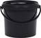 Czarny plastikowy wiadro z uchwytem, stojący na białej powierzchni.