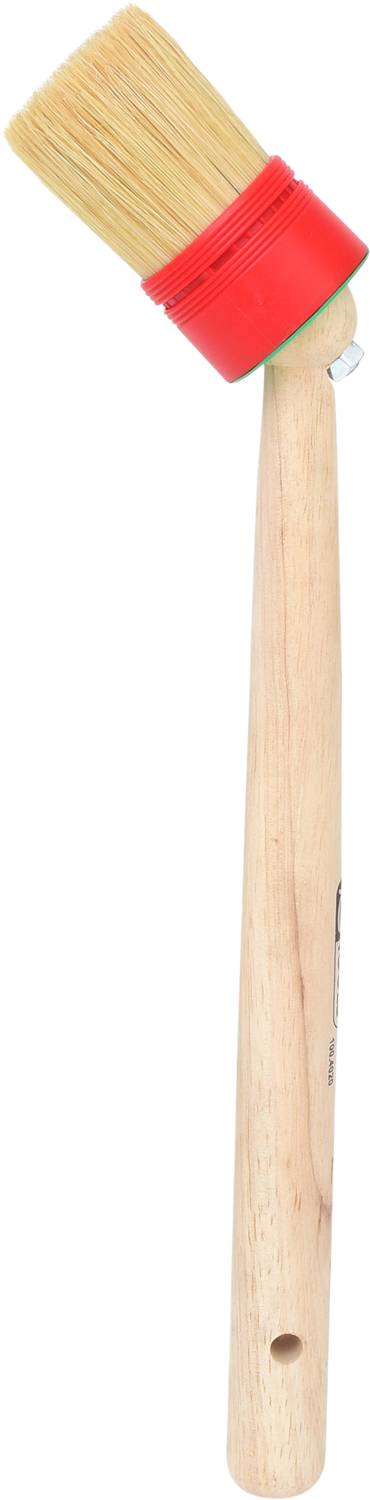 Pędzel z drewnianą rączką i czerwonym uchwytem szczeciny, końcówka szczeciny zaokrąglona; narzędzie do malowania lub nakładania farby.