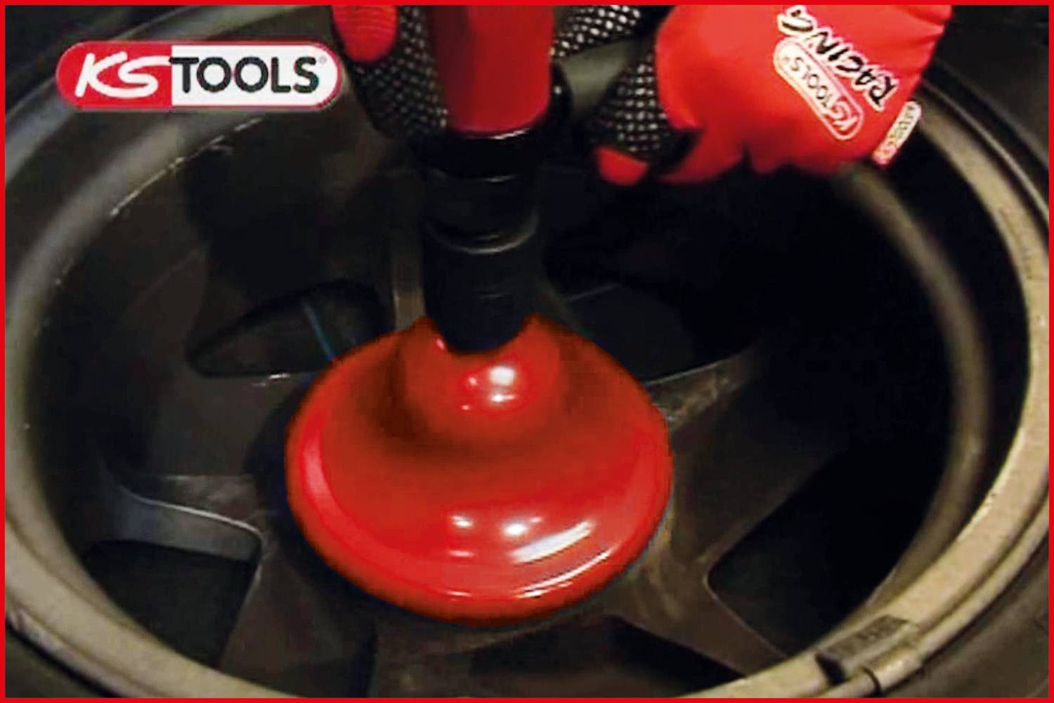 Osoba używa czerwonej polerki do polerowania opony samochodu z czarną felgą. Widoczne logo marki 'KS Tools'.