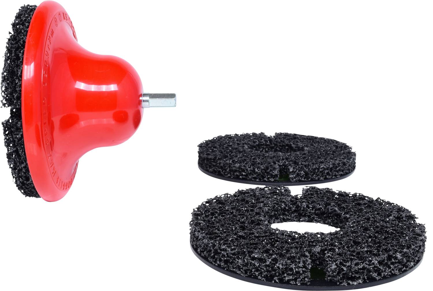 Tarcza szlifierska z czerwonym uchwytem z tworzywa sztucznego i dwoma zapasowymi padami, używana do usuwania rdzy i farby podczas przygotowania powierzchni.