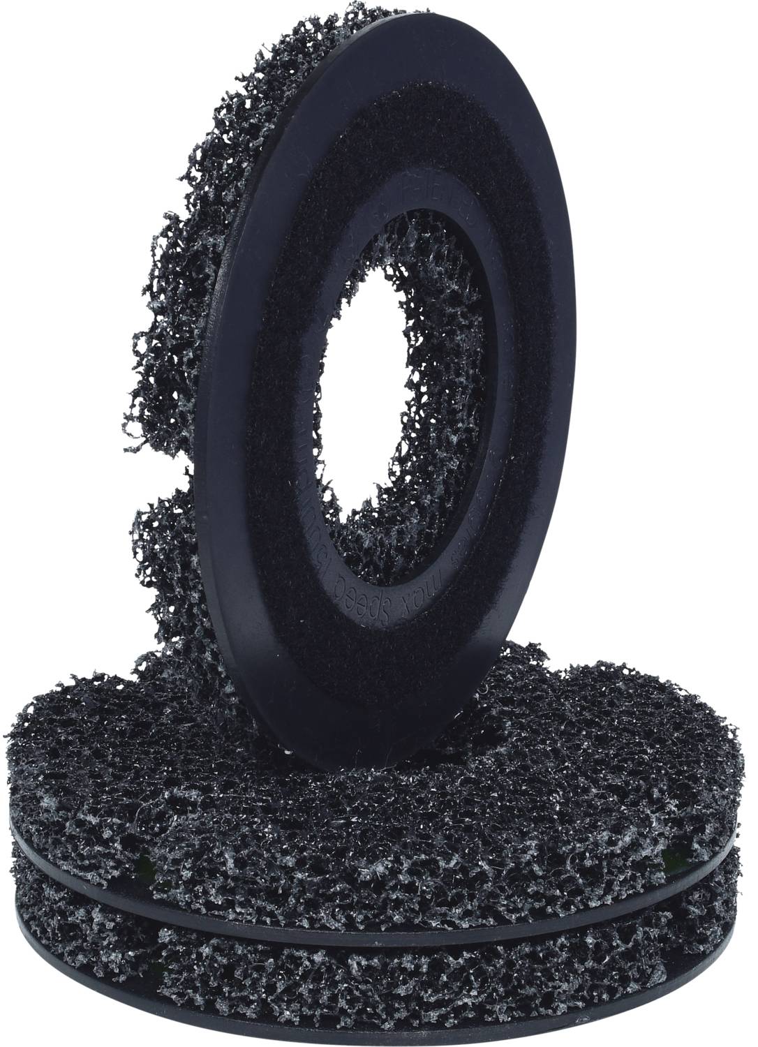 Czarne tarcze ścierne o otwartej strukturze, ułożone w stos. Odpowiednie do czyszczenia powierzchni i usuwania materiału poprzez szlifowanie mechaniczne.