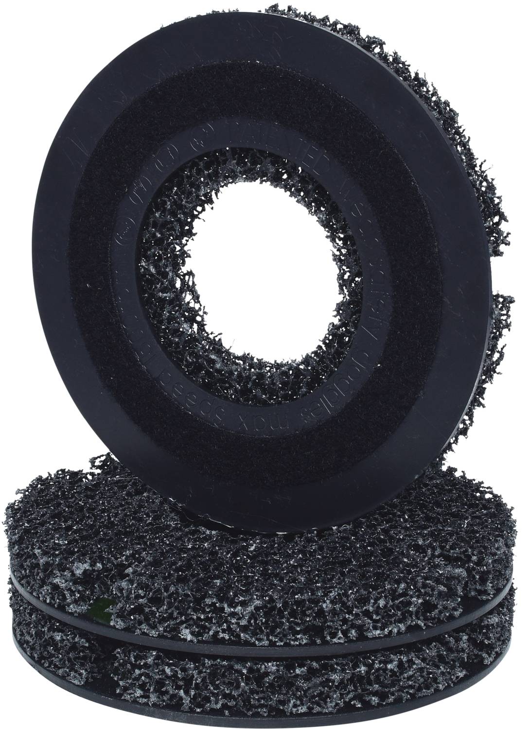 Dwie grube tarcze szlifierskie, jedna stojąca, a druga leżąca, obie wykonane z czarnej siatki drucianej do obróbki metalu, na białym tle.