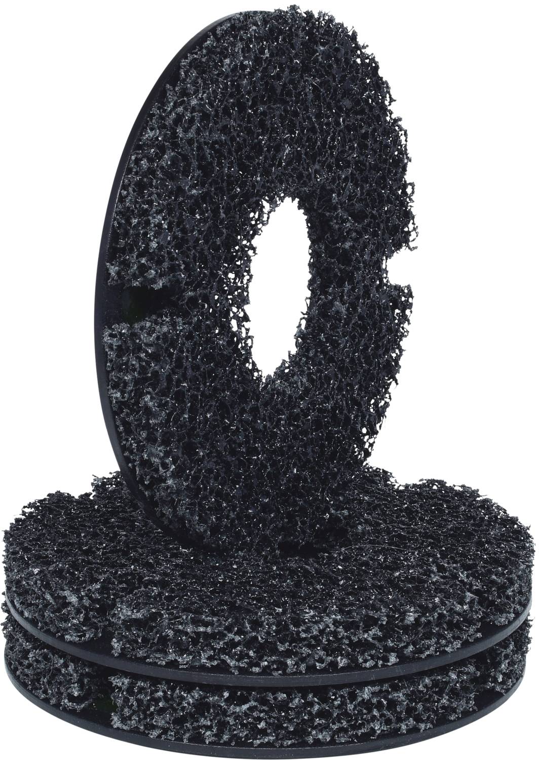 Trzy czarne, gruboziarniste pady czyszczące, jeden stoi pionowo, dwa leżą płasko jeden na drugim. Idealne do czyszczenia podłóg.