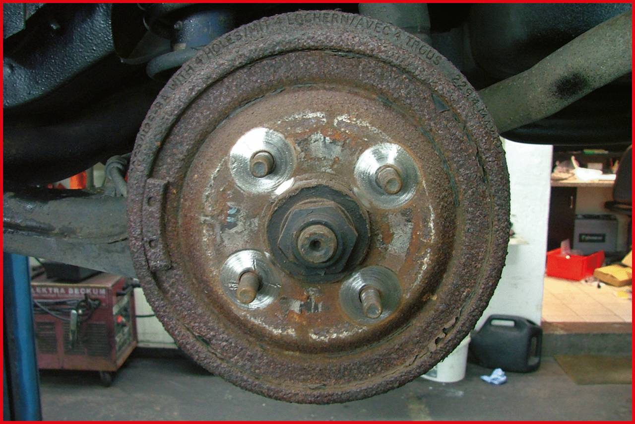 Zardzewiała tarcza hamulcowa pojazdu, sfotografowana z bliska, wskazuje na zużycie lub konieczność serwisu.