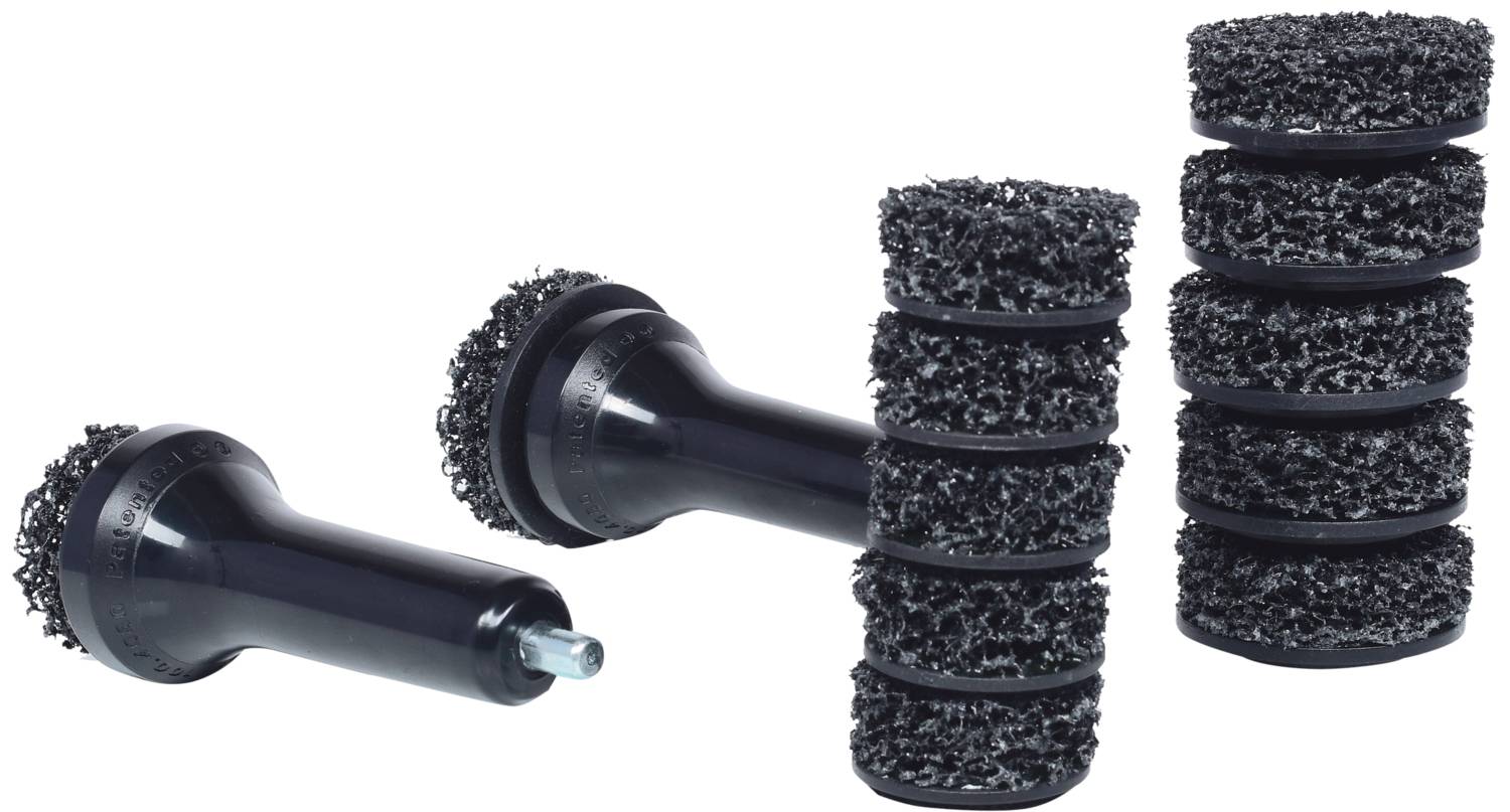 Czarne tarcze szlifierskie z nasadkami do wiertarek. Odpowiednie do usuwania farby lub rdzy z różnych powierzchni.