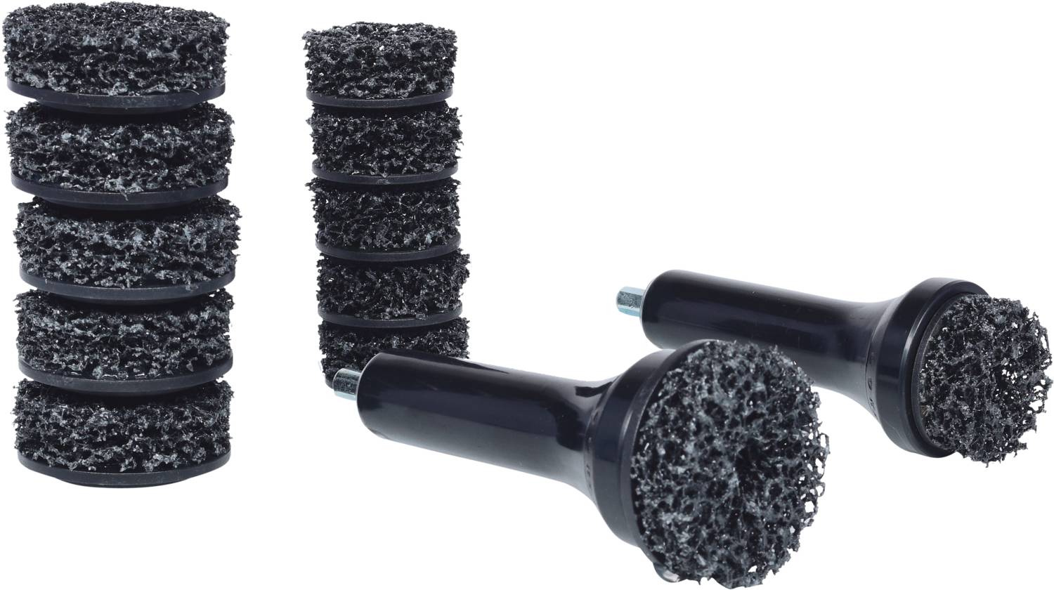 Dwa czarne nakładki szczoteczkowe o szorstkim wykończeniu z metalowymi śrubami, obokułożone w stos dziewięć wkładek wymiennych. Odpowiednie do użycia z wiertarką.