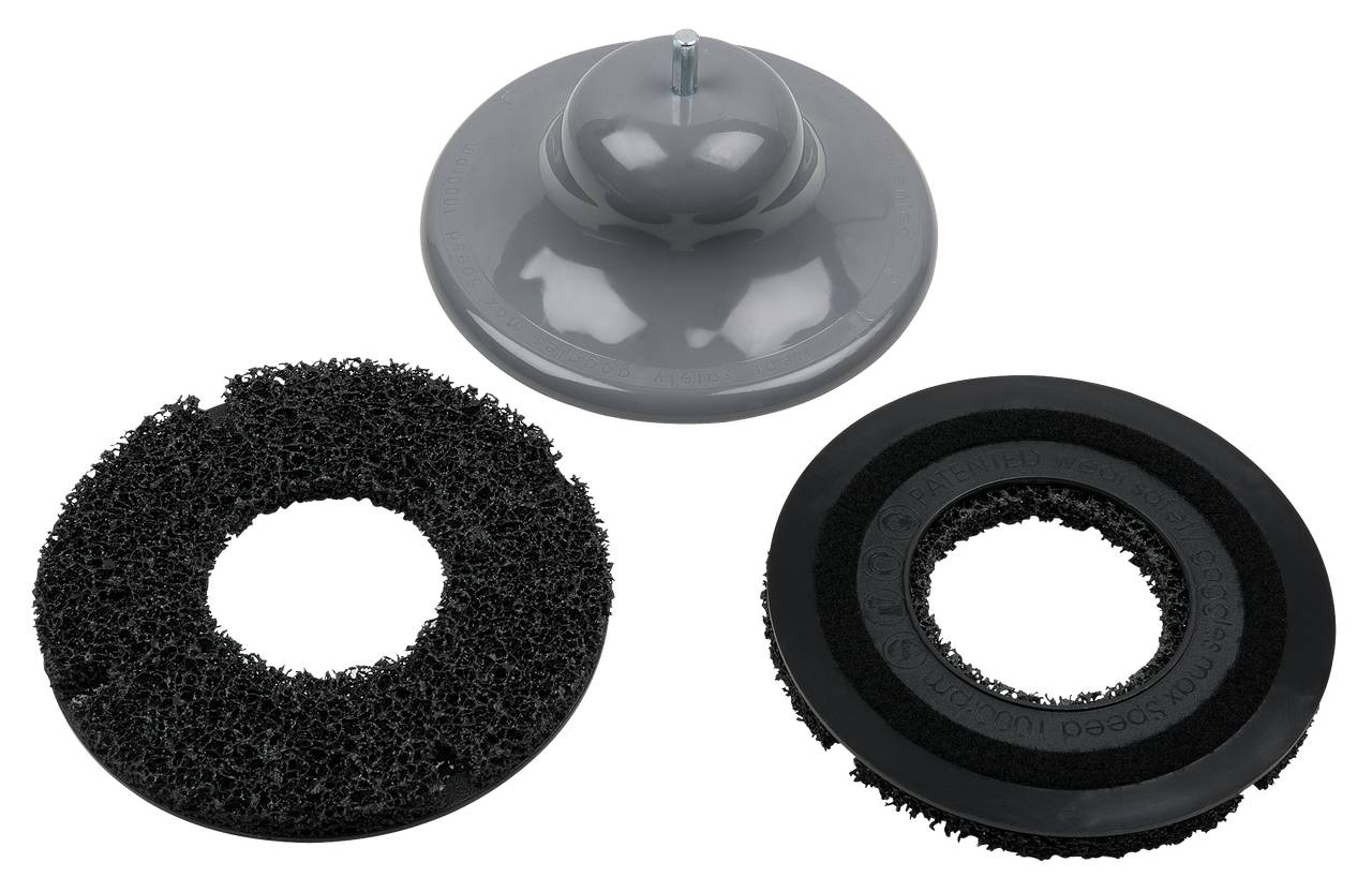 Trzy pady ścierne: po lewej gruboziarniste, po prawej drobnoziarniste, powyżej szary uchwyt plastikowy z mocowaniem.