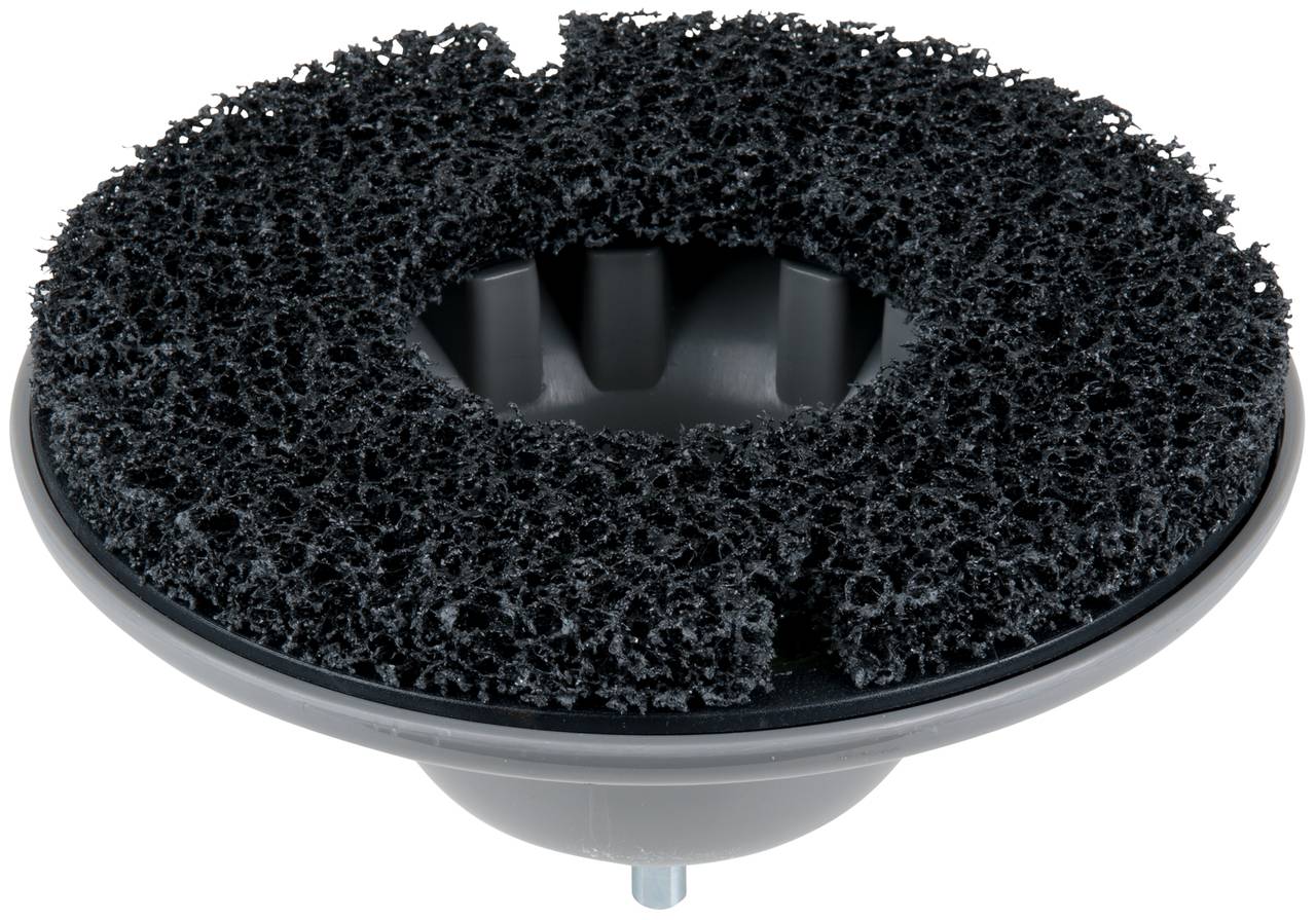 Czarna, okrągła tarcza ścierna z centralnym otworem, stosowana do czyszczenia i przygotowania powierzchni.