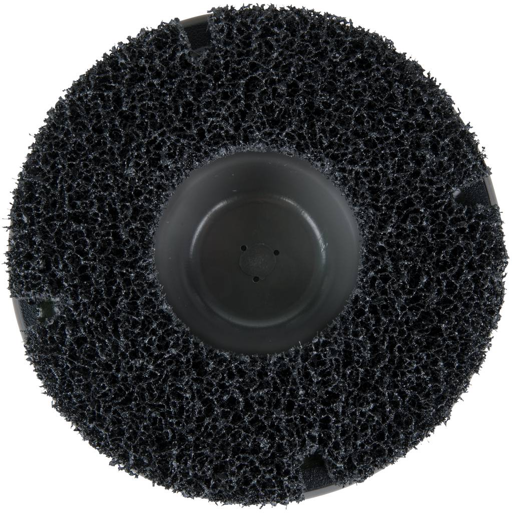 Okrągła czarna szczotka czyszcząca o gęstej, szorstkowatej strukturze, używana do czyszczenia podłóg. Widok z góry.