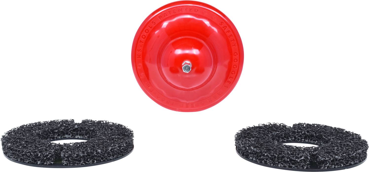 Czerwona tarcza szlifierska pośrodku, flanowana przez dwa czarne nakładki szlifierskie. Odpowiednie do prac remontowych.