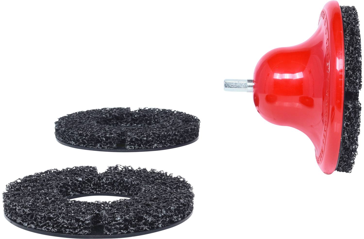 Obraz dwóch tarcz szlifierskich i czerwono-czarnej nasadki szlifierskiej z trzpieniem mocującym. Nasadka szlifierska znajduje się po prawej stronie obrazu.