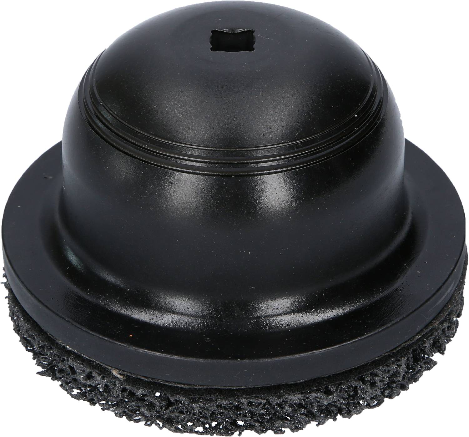 Okrągła, czarna gąbka do czyszczenia z plastikowym uchwytem, używana do polerowania lub czyszczenia różnych powierzchni.
